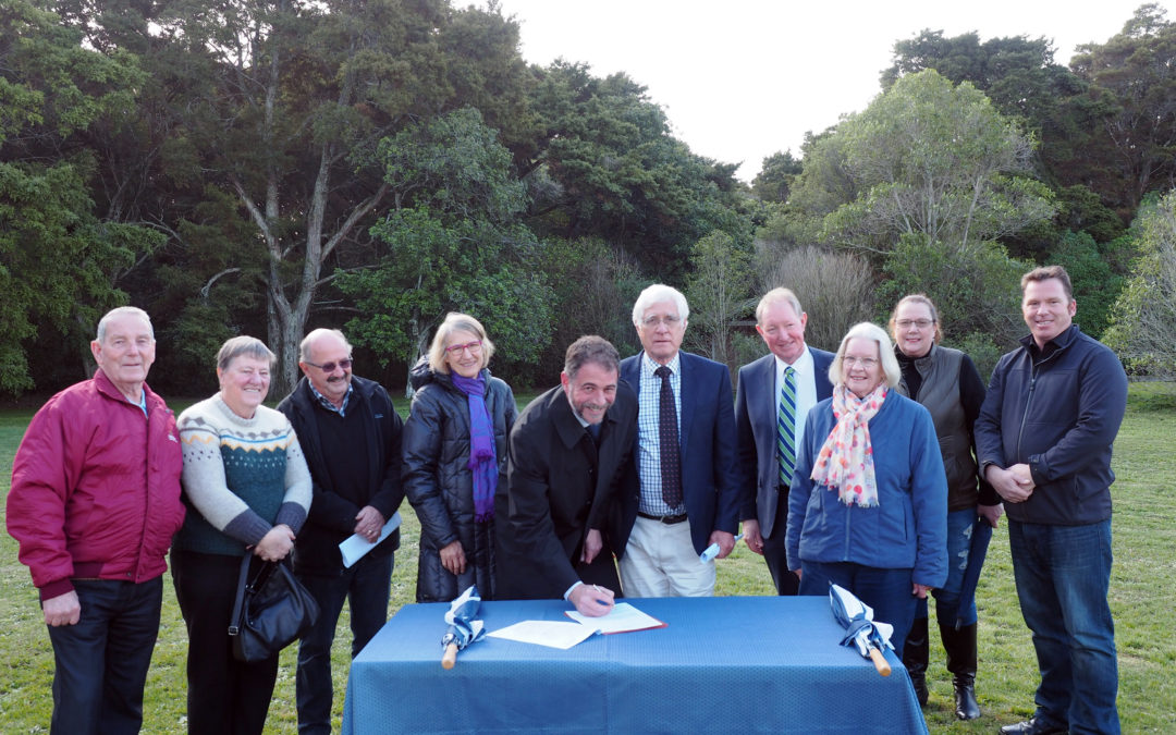 Snowden’s Bush ‘buy it for the public’