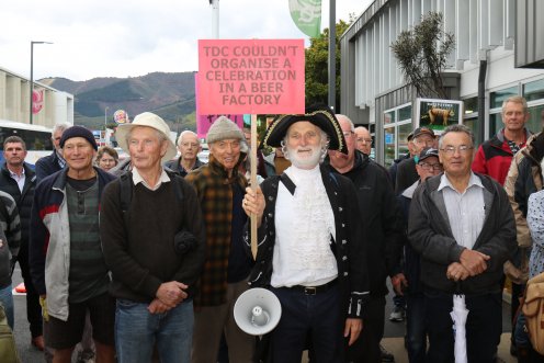 Rally demonstrates concerns over dam
